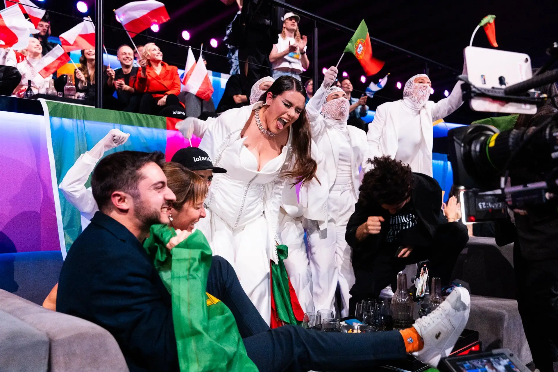 A festa de Iolanda quando Portugal é anunciado como finalista do Festival da Eurovisão