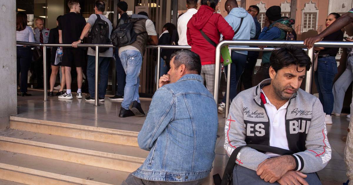 Centenas de pessoas passam a noite junto às instalações da AIMA em Lisboa para renovar visto de residência