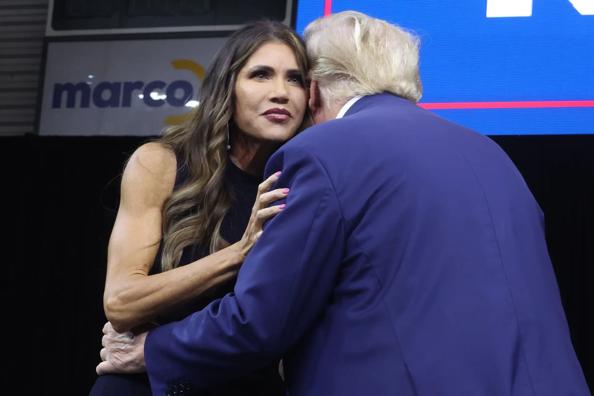 Kristi Noem com Donald Trump, em setembro de 2023, num evento no Dakota do Sul