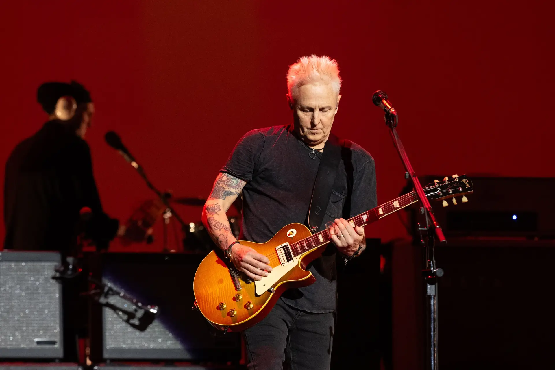 Mike McCready, dos Pearl Jam, dá um trambolhão em palco mas o solo de ...