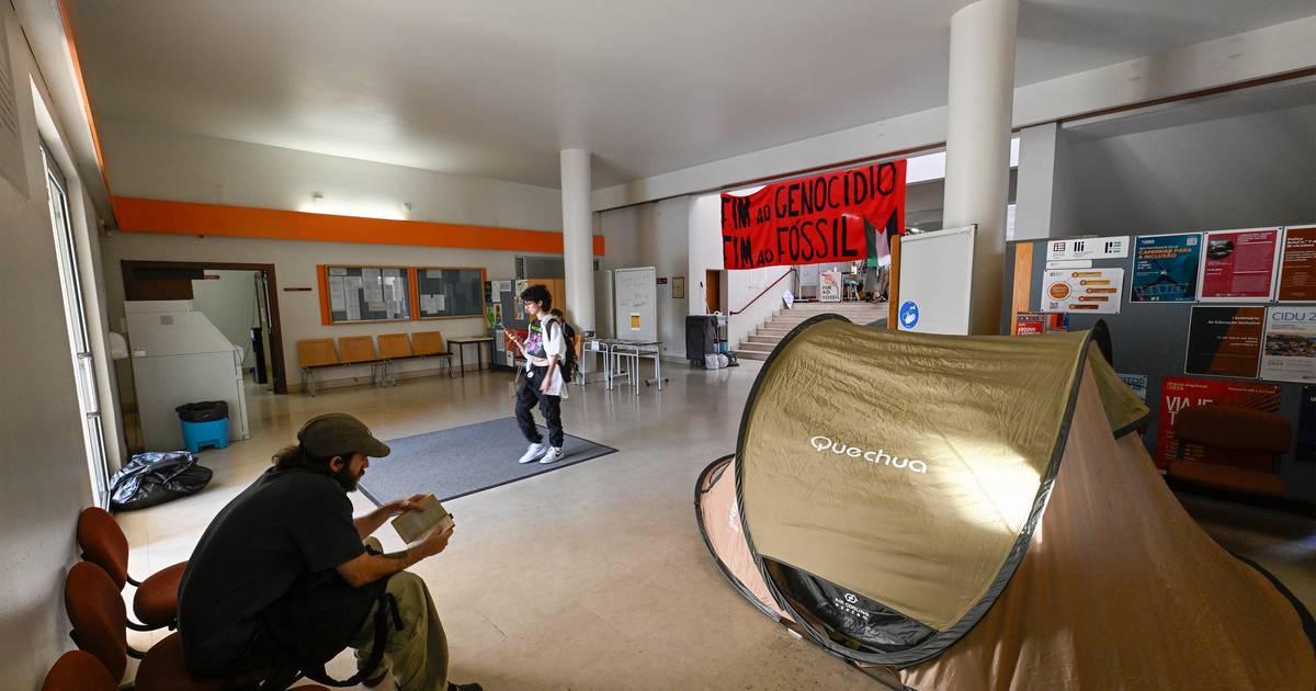 PSP chamada a dispersar acampamento estudantil na Universidade de Lisboa
