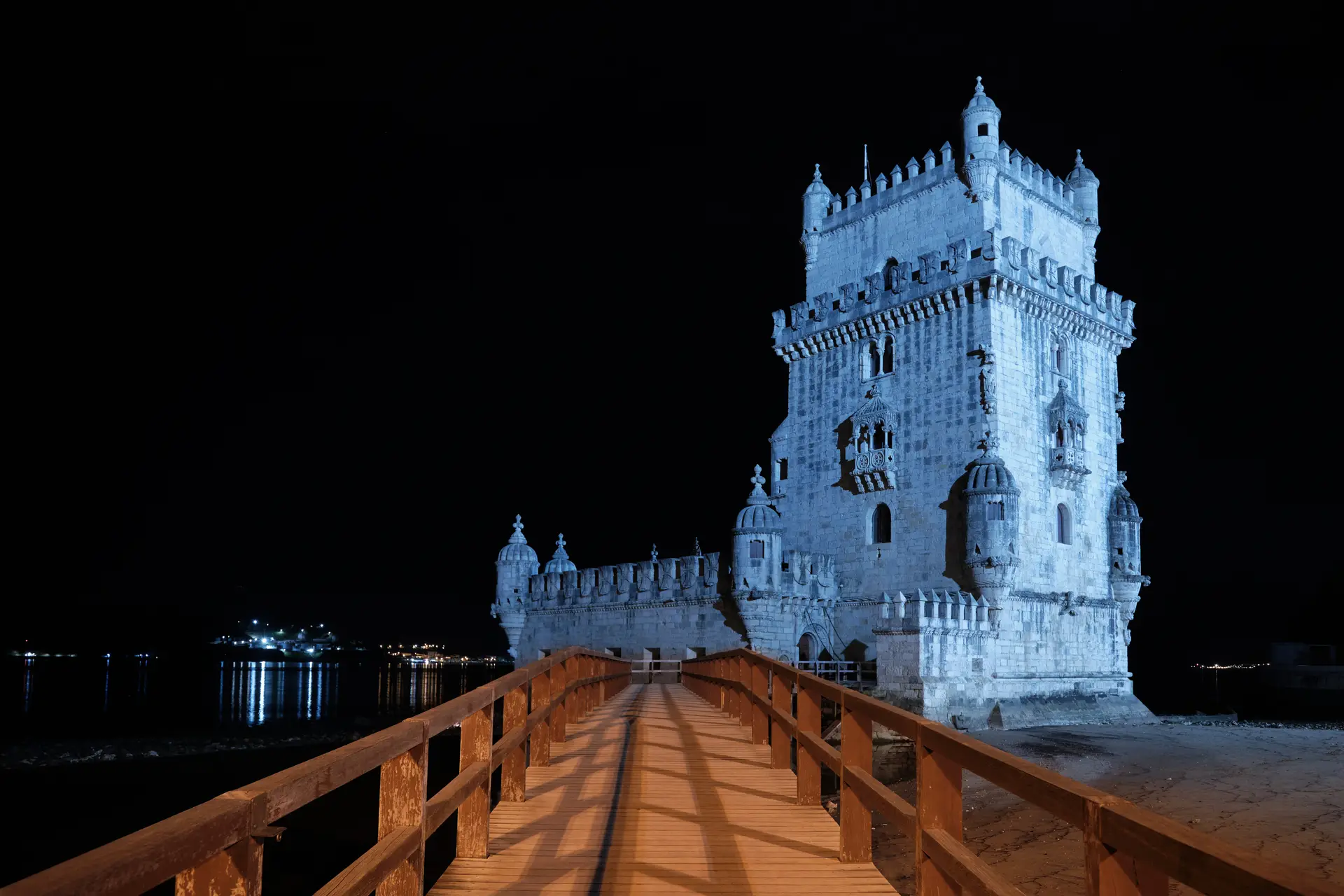 Da Torre de Belém ao Arco do Triunfo: monumentos ficaram pintados de azul para assinalar o Dia da Europa