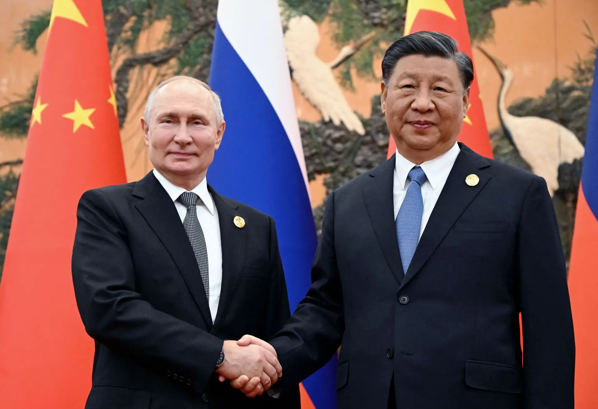 Presidente da Rússia Vladimir Putin posa para a fotografia ao lado do seu homólogo chinês, Xi  Jinping