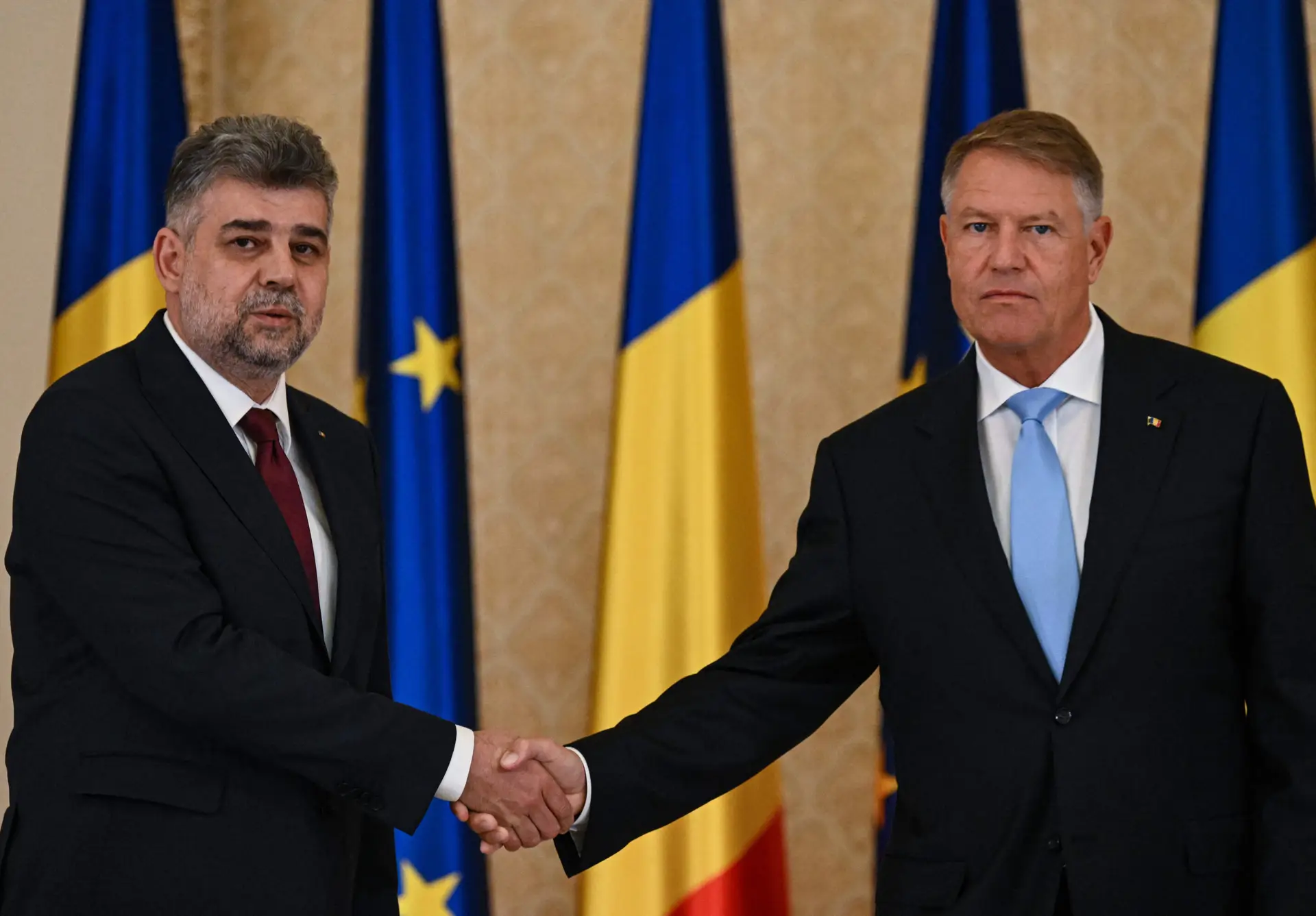 Partiu do Presidente Klaus Iohannis (à direita na imagem) a crise política que culminou na designação do social-democrata Marcel Ciolacu para primeiro-ministro 