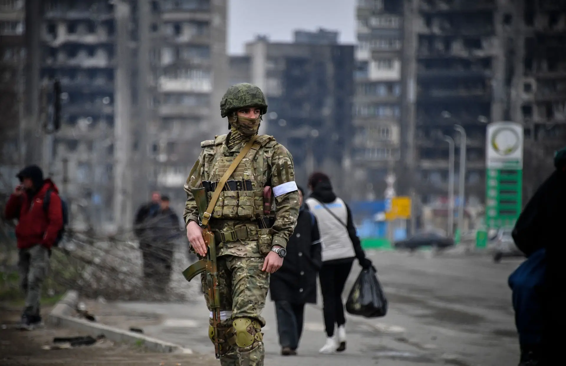 Um soldado russo patrulha uma rua em Mariupol, cidade portuária no sul da Ucrânia