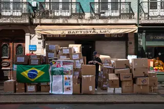 Armazéns lotados com bens para apoiar vítimas das cheias no Brasil. Organização suspende campanha que “superou expectativas”