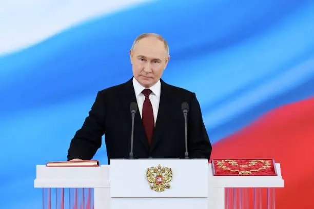 Putin faz despedimentos no Ministério da Defesa e promove familiares, Stoltenberg pede “caminho para a paz” via armas: o 844.º dia de guerra