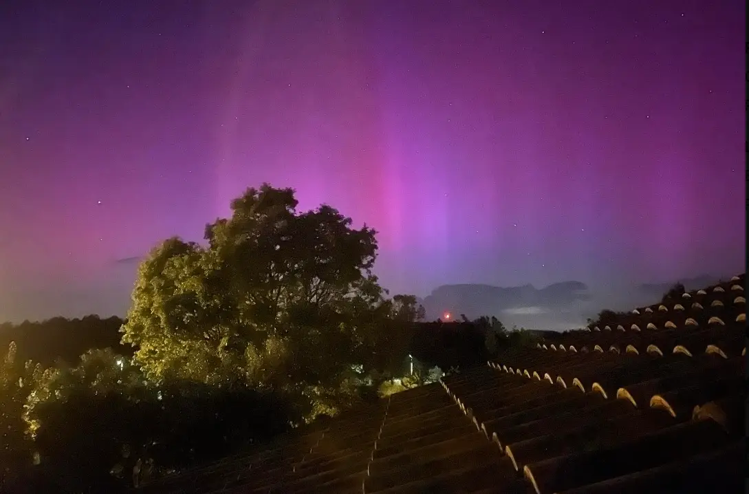 Aurora boreal avistada em várias zonas de Portugal continental Expresso