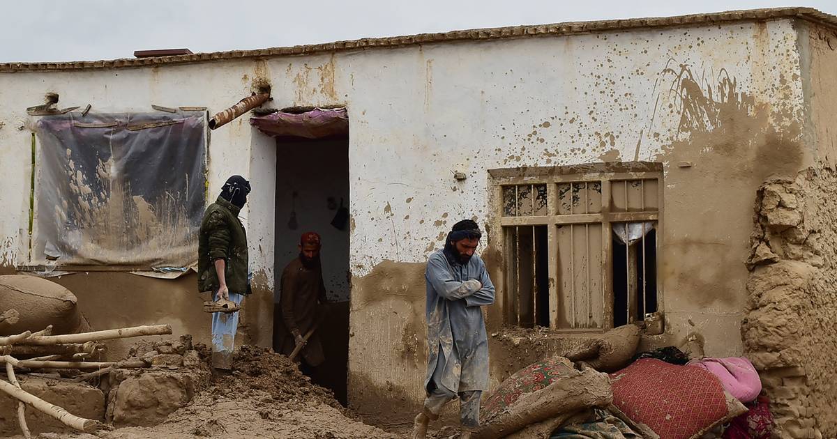 Número de mortos no Afeganistão devido a inundações repentinas sobe para 300, diz ONU