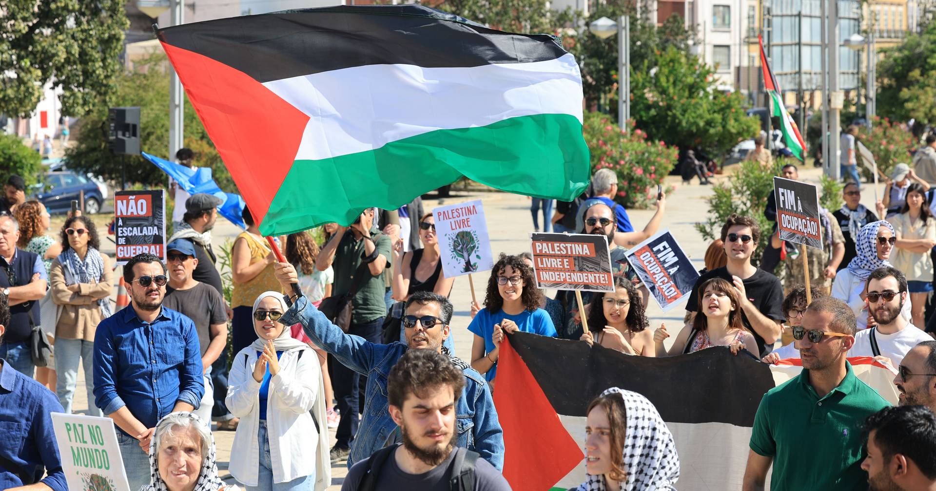 Protesto em Lisboa contra atracação de navio acusado de transportar armas para Israel
  #ÚltimasNotícias #lisboa