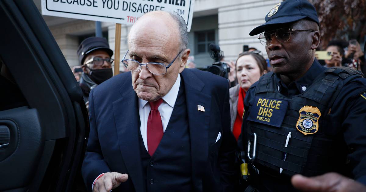 Giuliani suspenso de rádio de Nova Iorque por defender conspirações sobre eleições de 2020