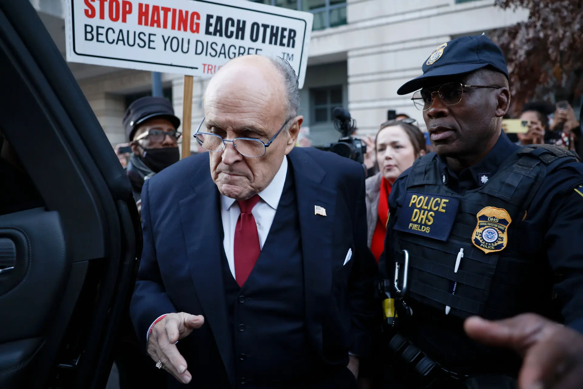 Giuliani suspenso de rádio de Nova Iorque por defender conspirações sobre eleições de 2020