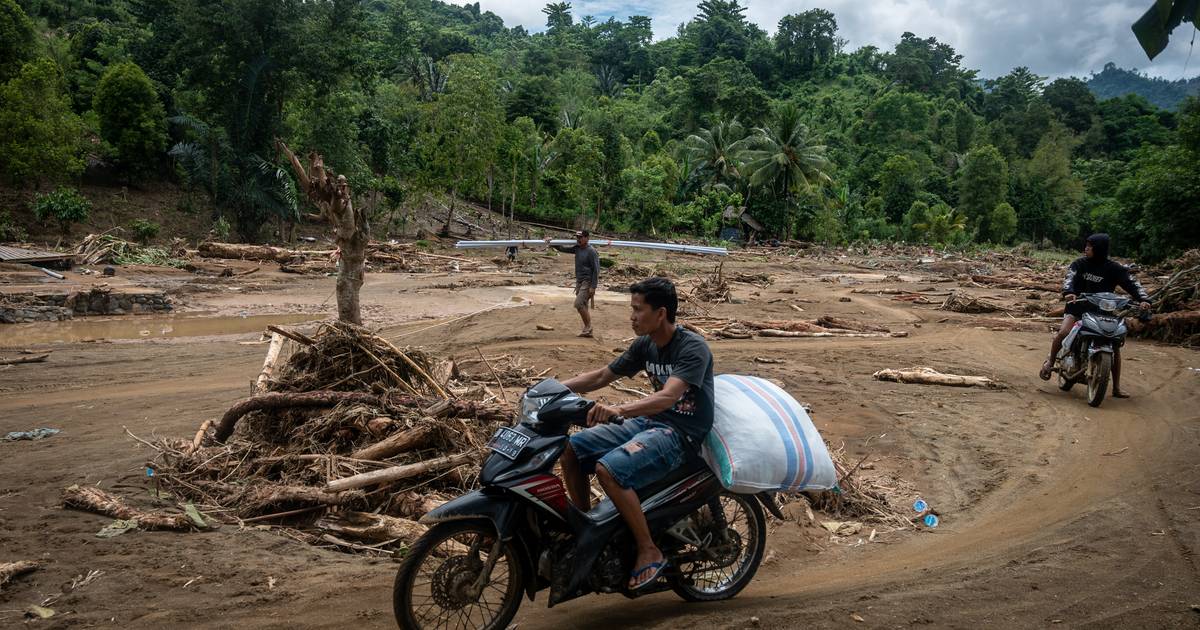 Pelo menos 12 mortos em inundações repentinas na Indonésia