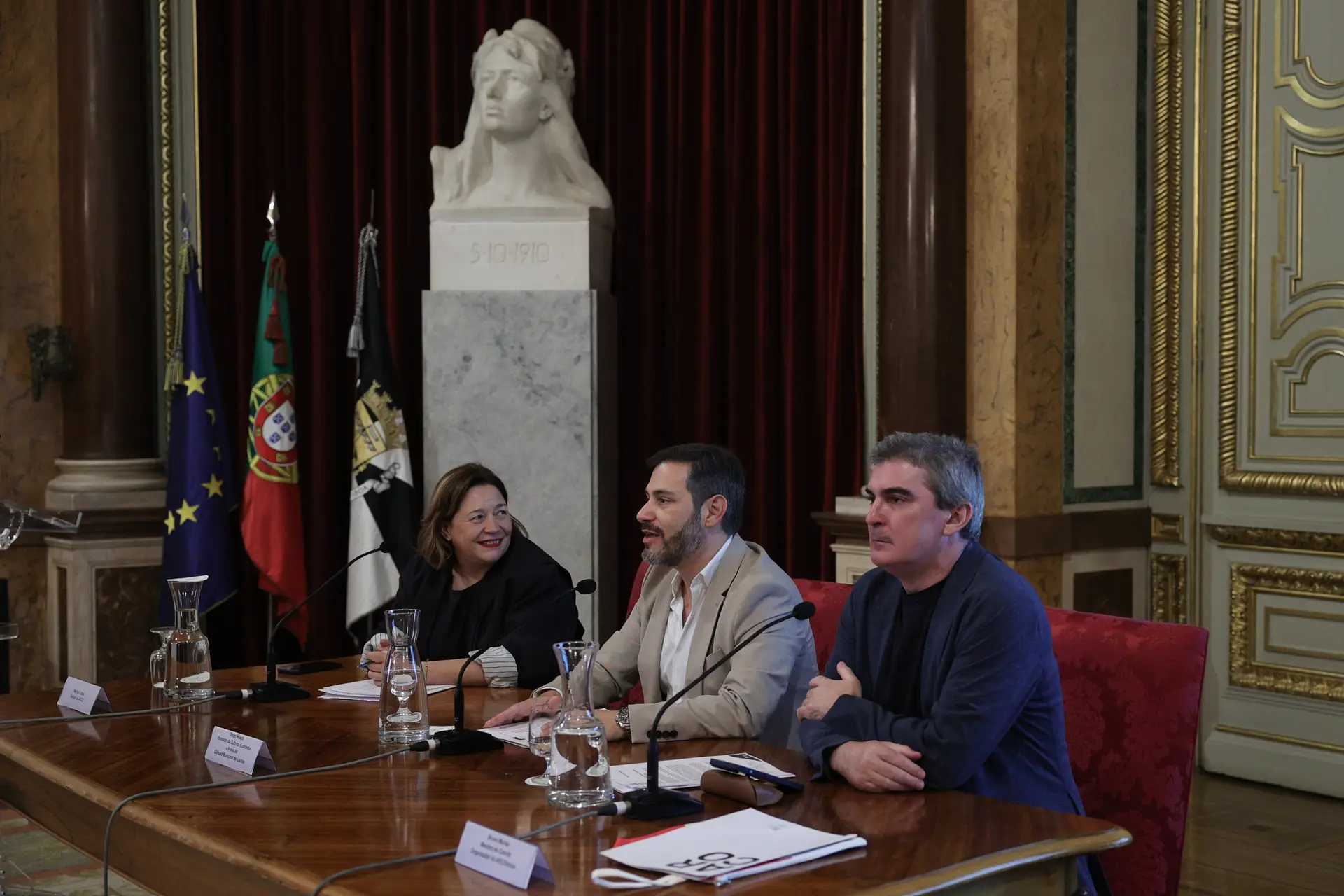 Diogo Moura, vereador da Cultura, Economia e Inovação da Câmara Municipal de Lisboa, ladeado por Maribel López, diretora da ARCO, e Bruno Múrias, membro do Comité Organizador da ARCOlisboa, na apresentação da ARCOlisboa 2023