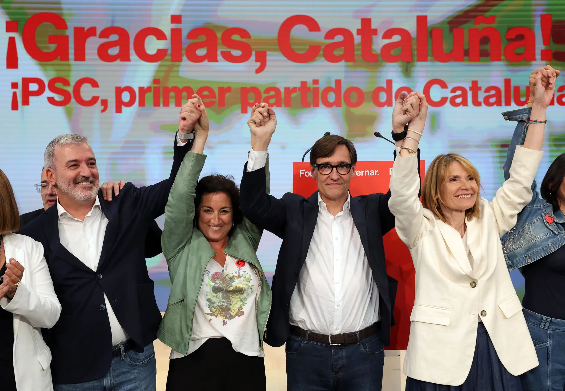 O socialista Salvador Illa (terceiro a contar da esquerda) festejou a vitória nas eleições de 12 de maio, mas ainda não é claro que consiga governar a Catalunha 