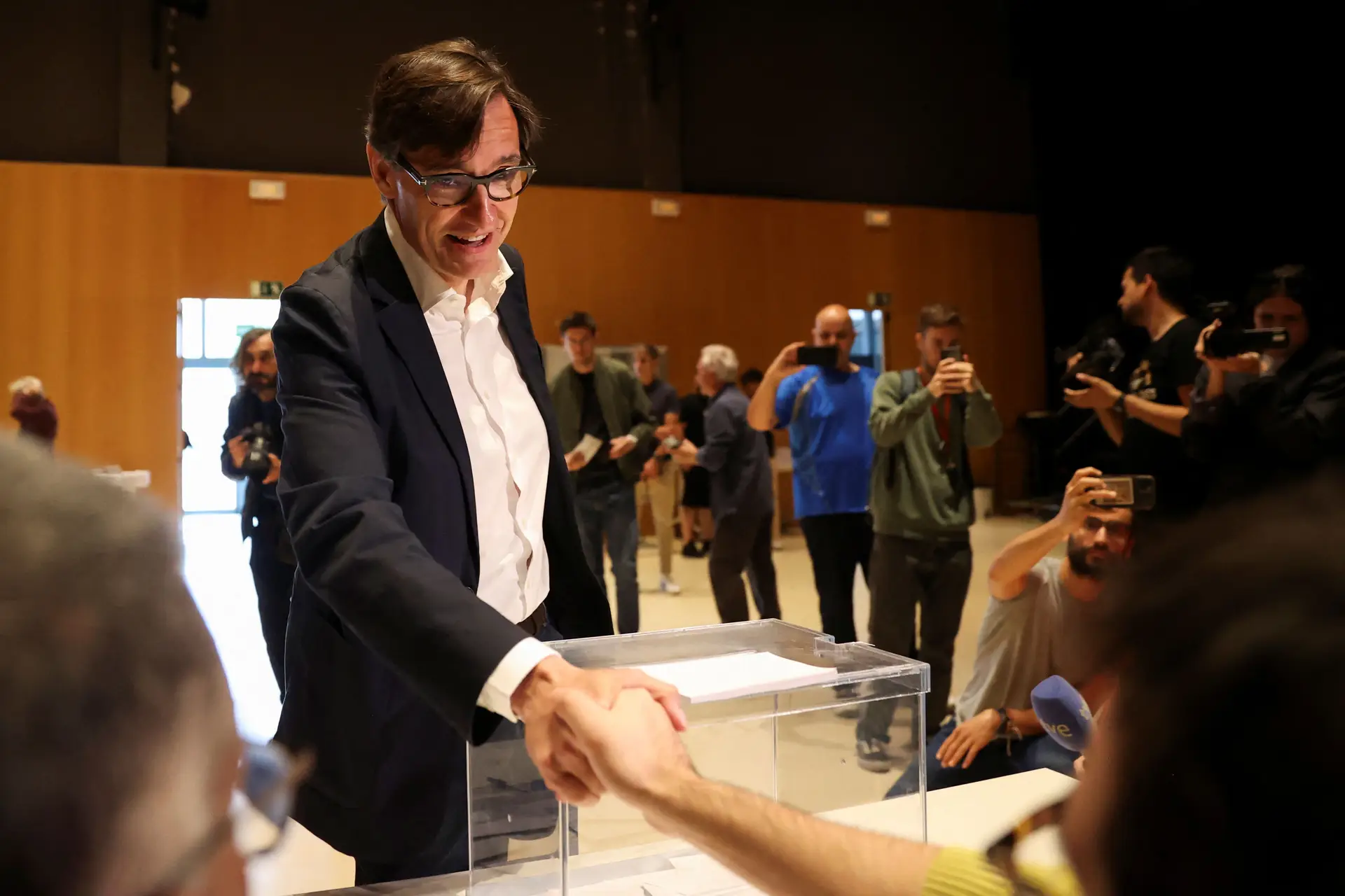 O líder do PSC, Salvador Illa, vota este domingo nas eleições da Catalunha