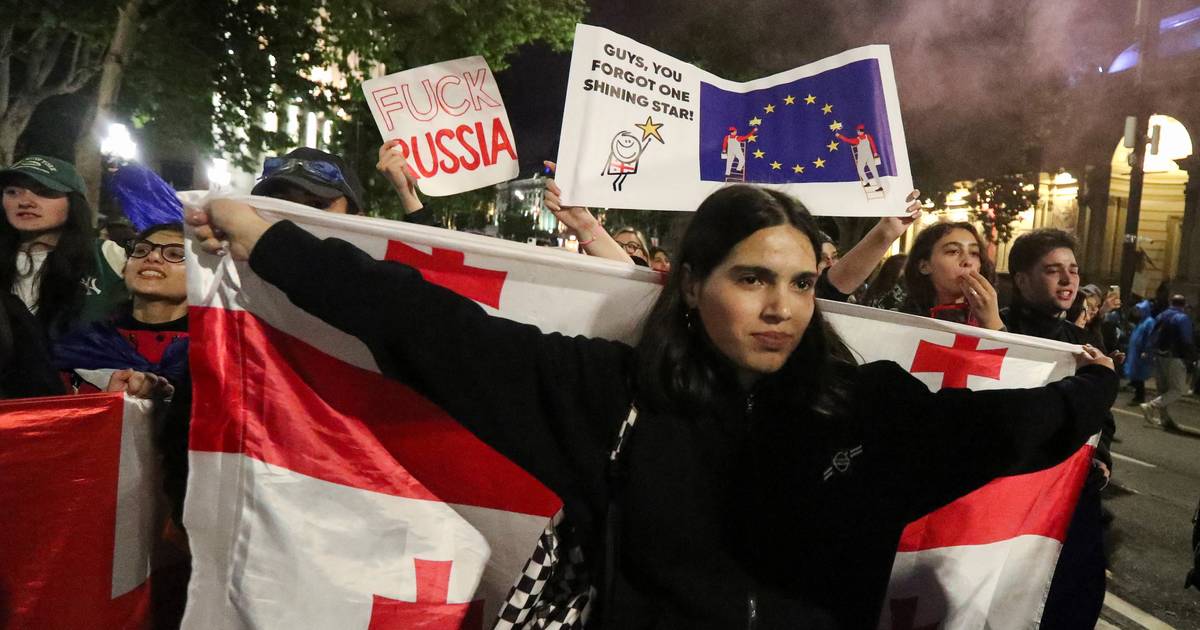 “É uma ameaça à Geórgia como parte da civilização ocidental”: milhares de pessoas protestam contra a “lei russa de Putin”