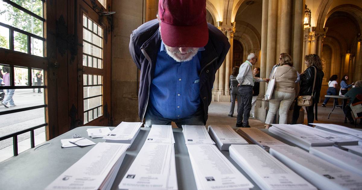 Fogo cruzado no rescaldo das eleições na Catalunha, com um presidente desistente e dois aspirantes ao cargo