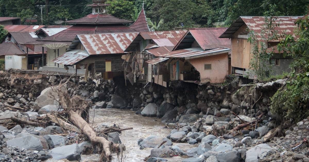 Pelo menos 41 mortos em inundações repentinas na Indonésia