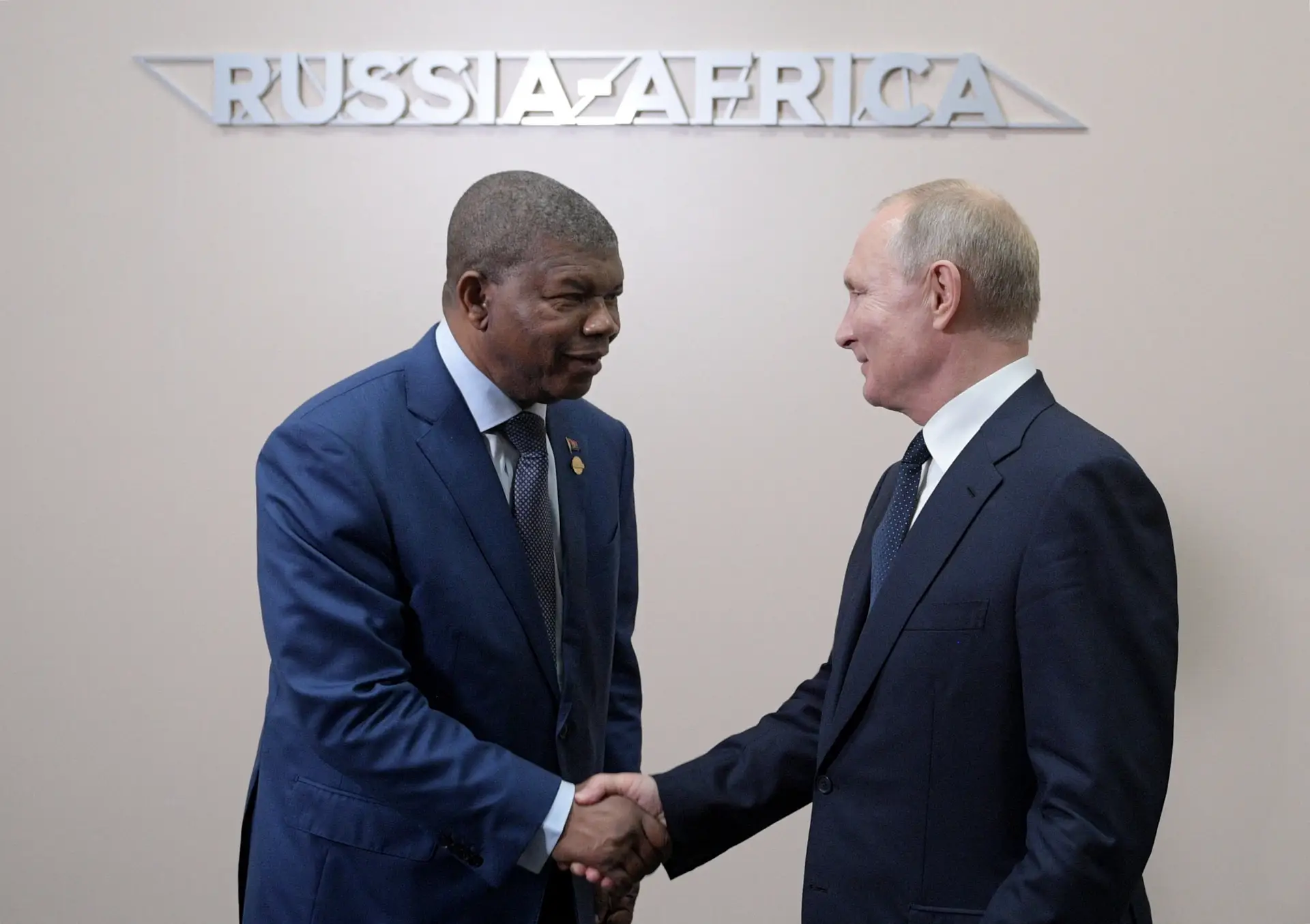 João Lourenço e Vladimir Putin, em 2019.