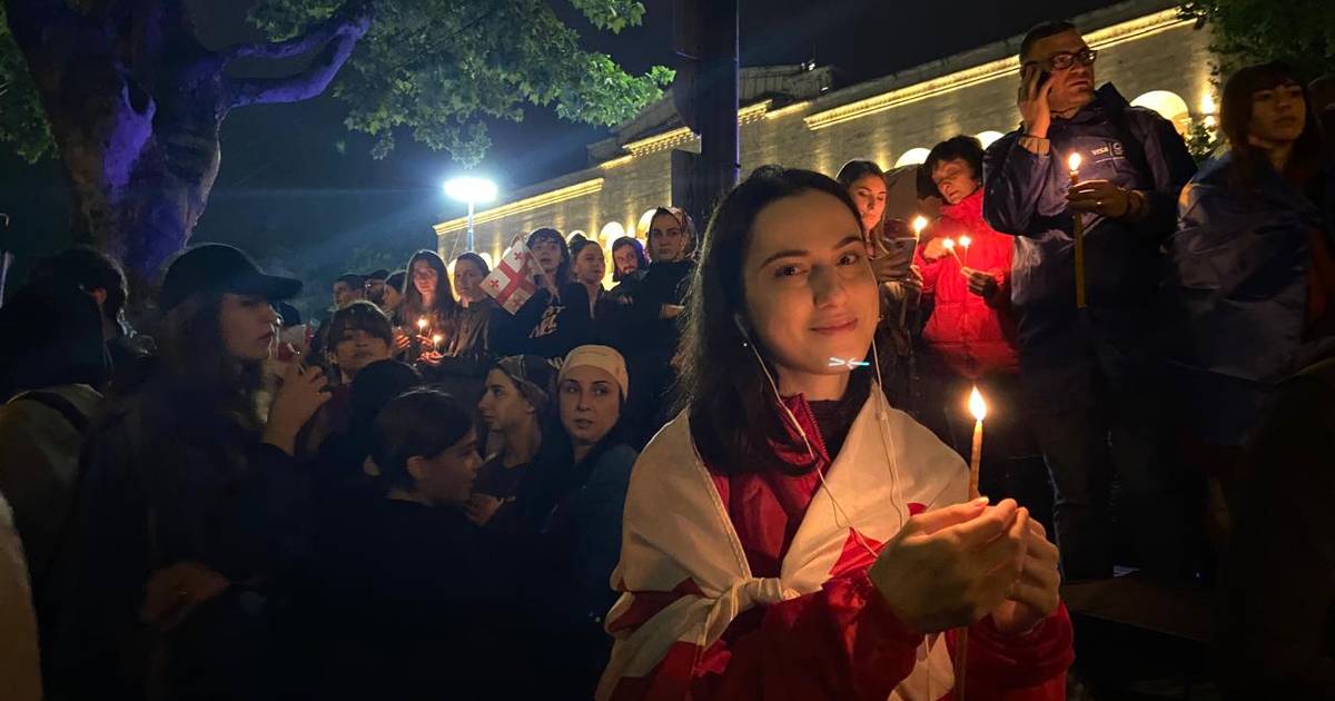 Sacos-cama, máscaras antigás, voleibol, cânticos contra a Rússia, violência e detenções: mais uma madrugada de protestos na Geórgia