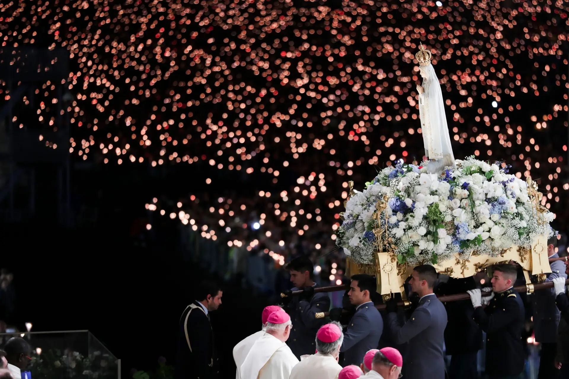 250 mil pessoas acompanharam a cerimónia de procissão das velas em Fátima