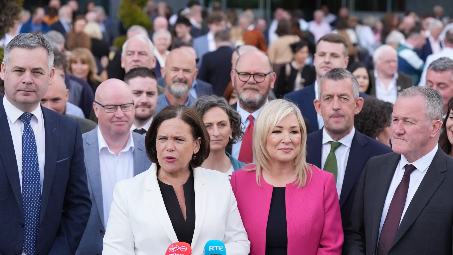 Duas mulheres estão na primeira linha do partido republicano Sinn Féin, que encabeça as sondagens para as europeias deste ano e as legislativas de 2025: Mary Lou McDonald (de casaco branco), chefe do partido, e Michelle O’Neill (de casaco rosa), primeira-ministra da Irlanda do Norte