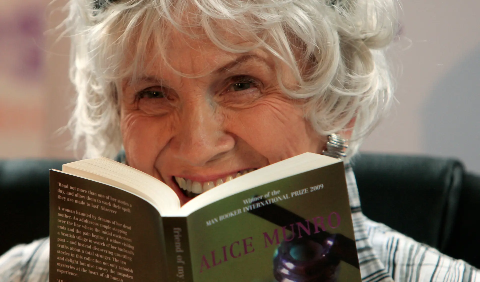 Polícia canadiano afirma que escritora Alice Munro acusou a filha de mentir sobre abusos sexuais cometidos pelo segundo marido
