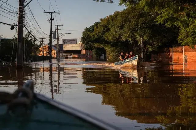 Barcos cruzam-se no bairro Vicentina, que ficou completamente inundado
