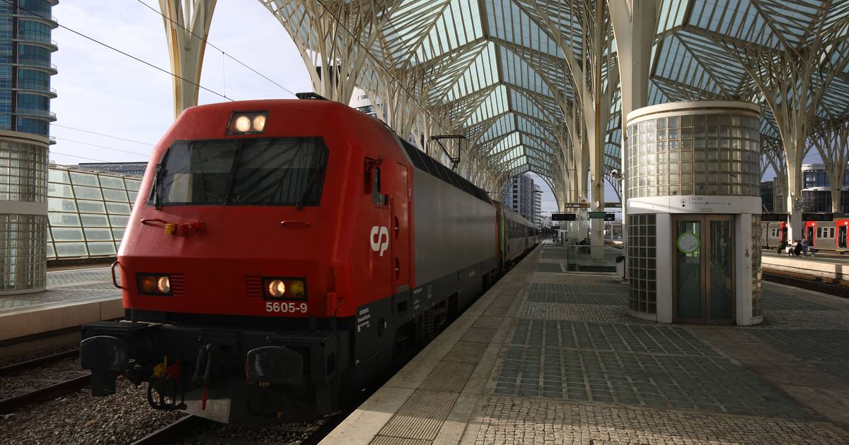 36 more trains: addendum to purchase contract signed between CP and Alstom/DST consortium, minister calls it a "historic day"