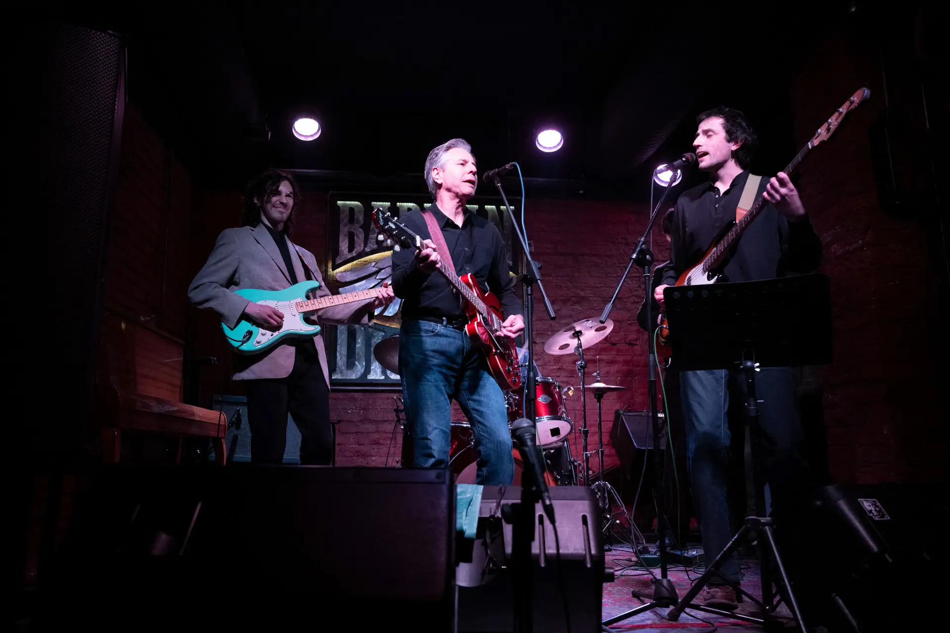 De guitarra em riste, Blinken canta por um “mundo livre” em cave de bar em Kiev