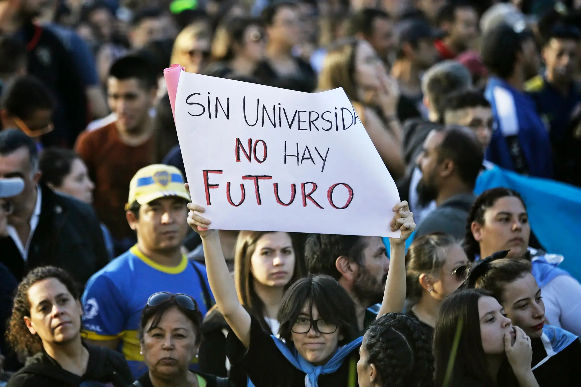 "Sem universidade não há futuro" pode ler-se num cartaz exibido numa manifestação que juntou milhares de estudantes universitários, em Buenos Aires, Argentina