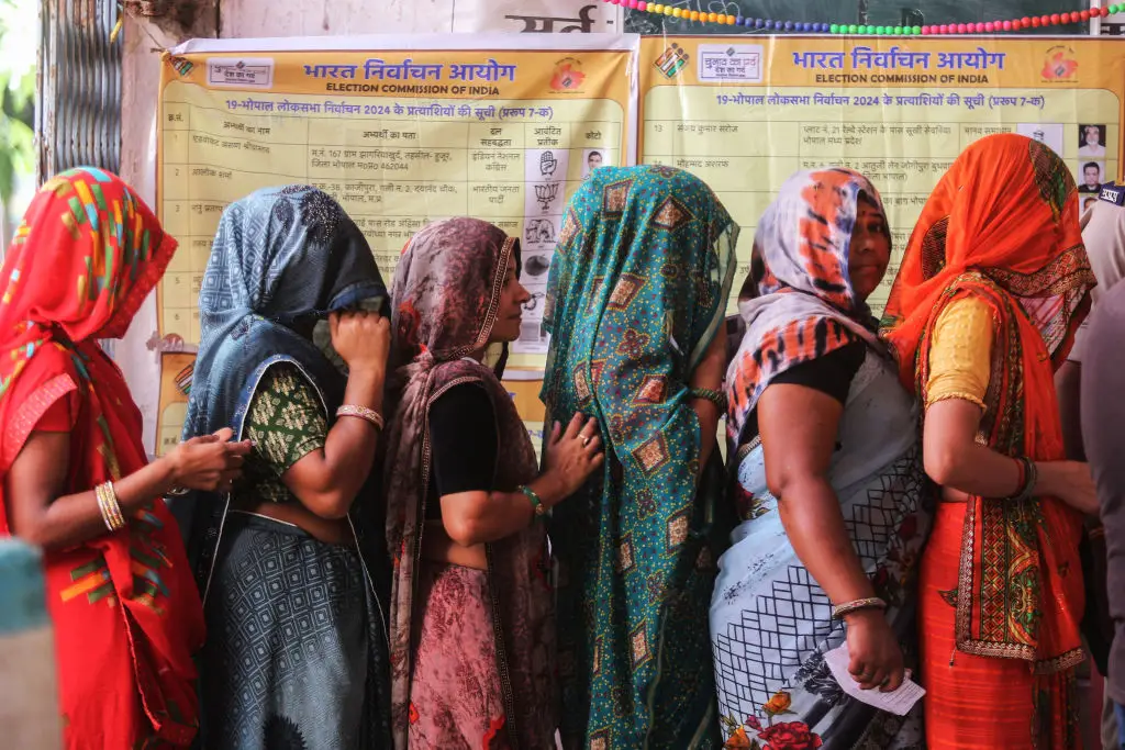 Uma fila de mulheres segue compacta a caminho da urna de voto, na cidade de Bhopal, a 7 de maio