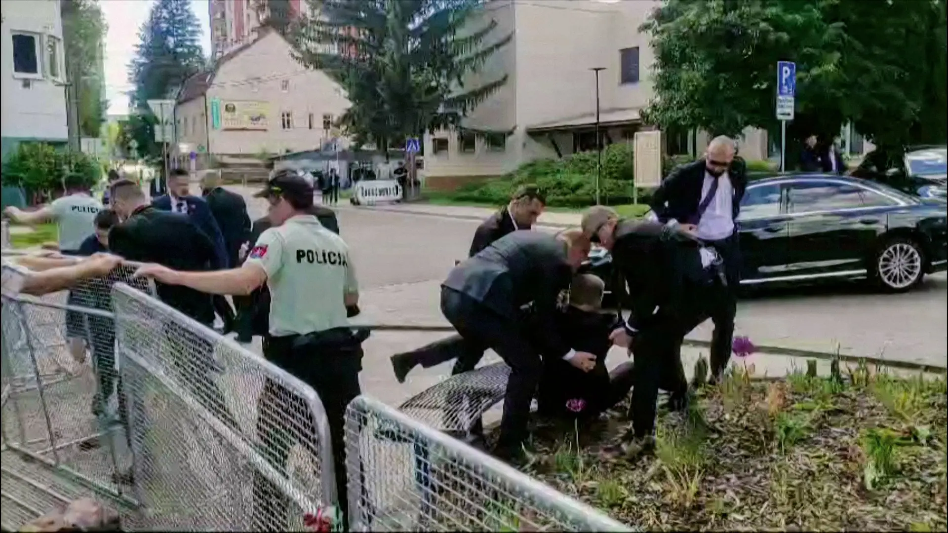 Captura de vídeo mostra o primeiro-ministro eslovaco, Robert Fico, transportado por seguranças depois de ter sido baleado