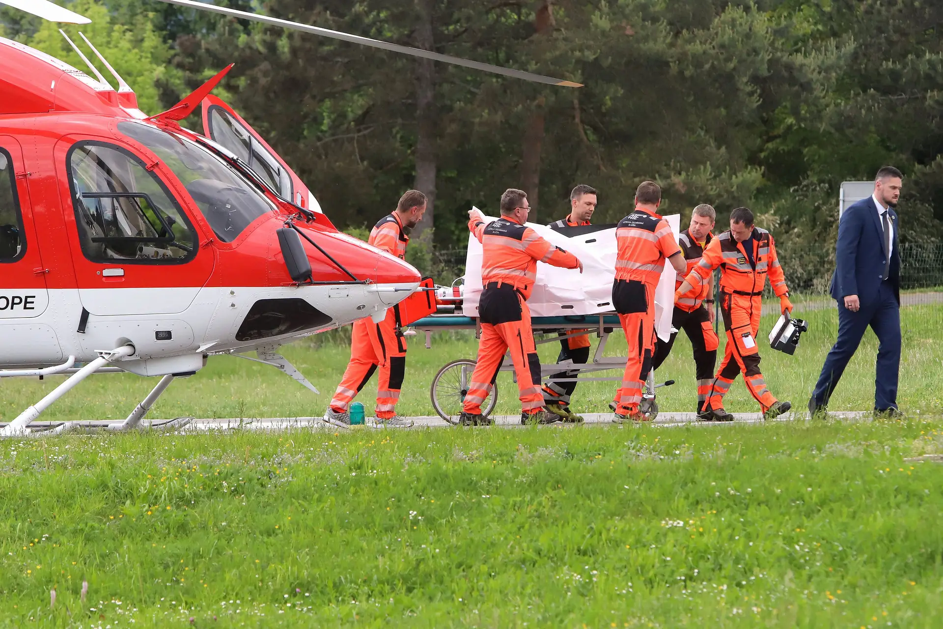 Robert Fico transportado para um hospital na Eslováquia