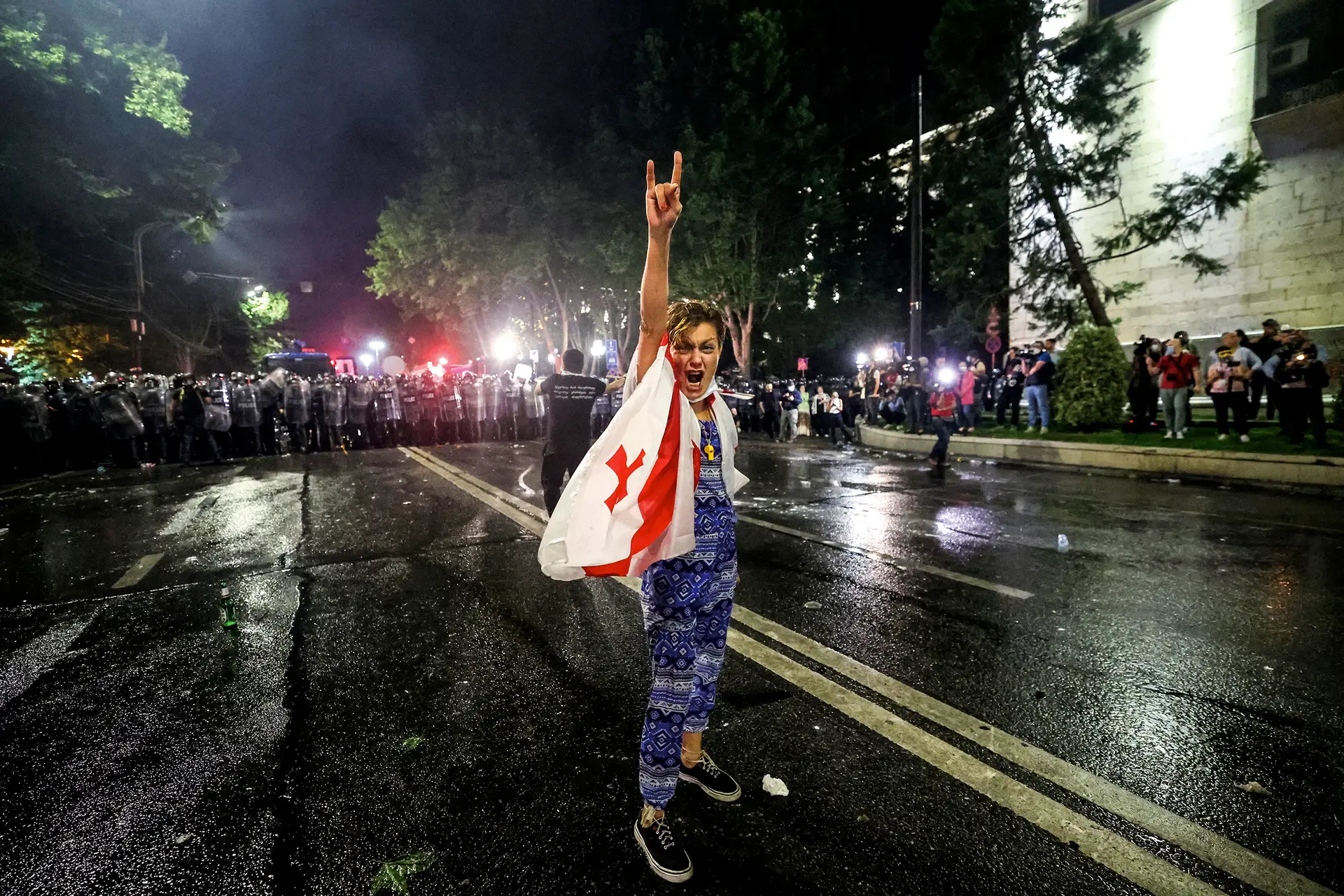 Manifestante em Tbilissi contesta a aprovação da lei que etiqueta certas ONG como “agentes estrangeiros”