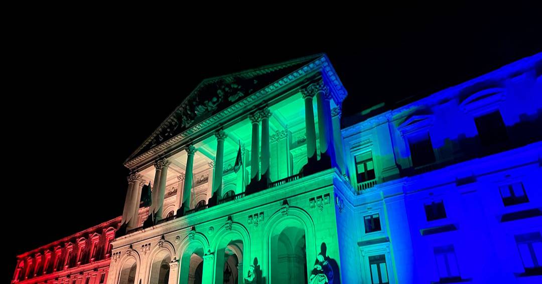 Assembleia da República iluminou-se com as cores da bandeira LGBTQI+ (menos a sala do Chega)