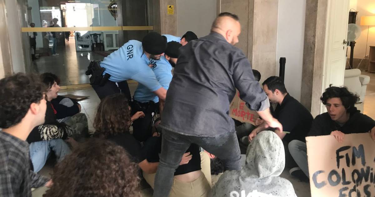 Estudantes retirados pela polícia após protesto no Ministério dos Negócios Estrangeiros