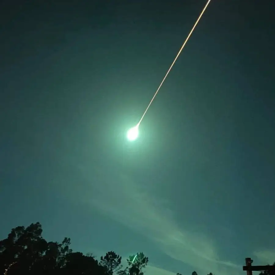 Um clarão de luz foi avistado a atravessar os céus na madrugada deste domingo em vários pontos do continente e em Espanha