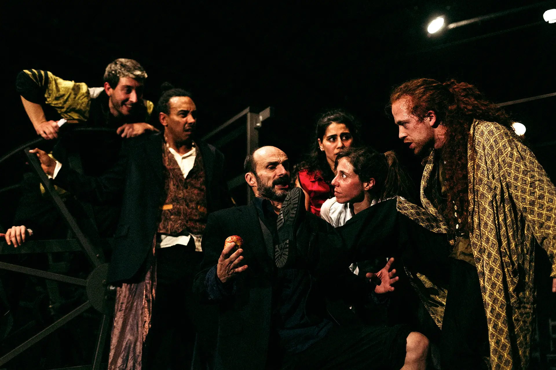 Uma ‘matriosca’ teatral: a peça desenrola-se num vaivém de histórias sistematicamente interrompidas