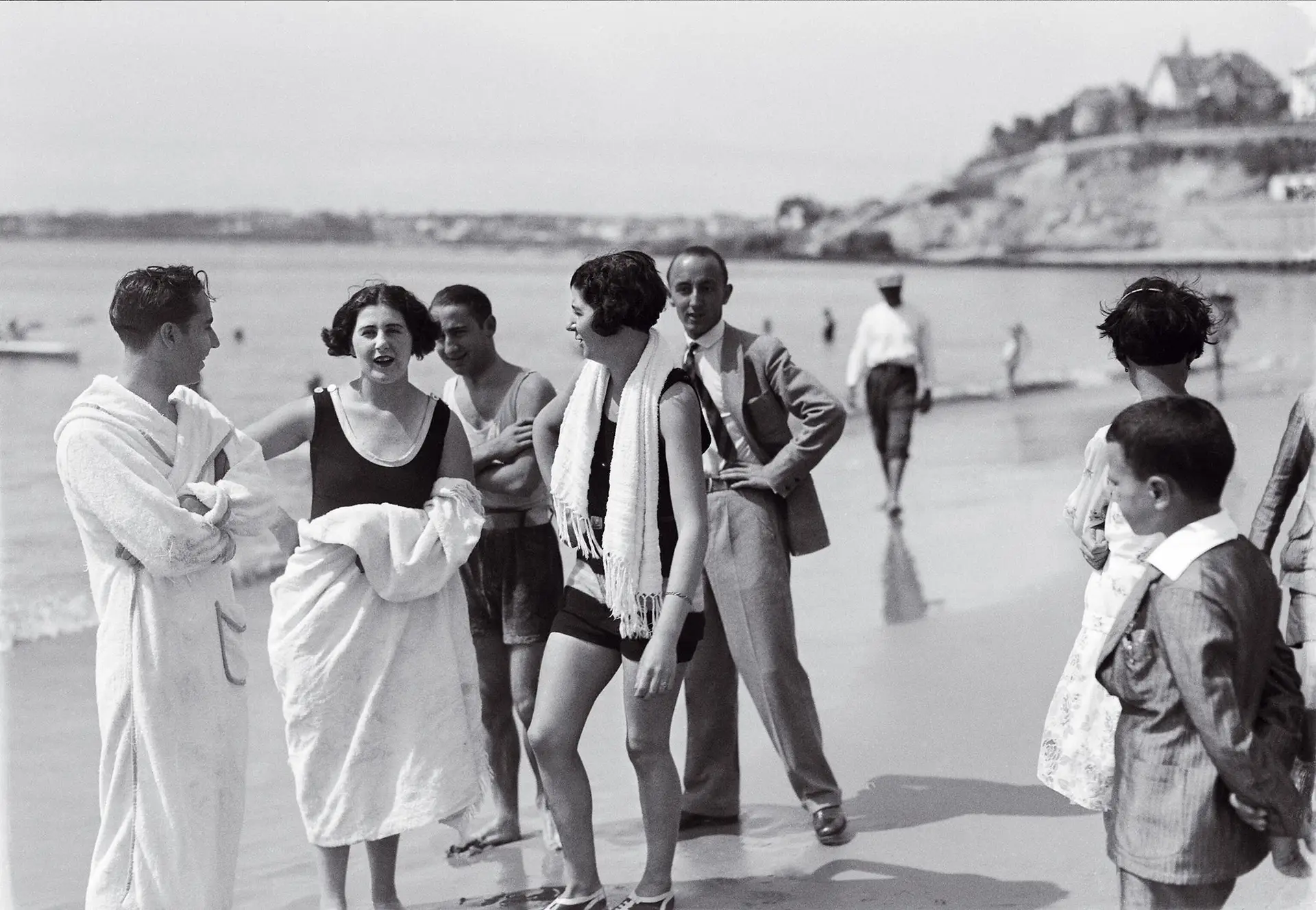 Veraneantes fotografados na praia do Monte Estoril. À evolução dos costumes correspondia uma mudança no vestuário
