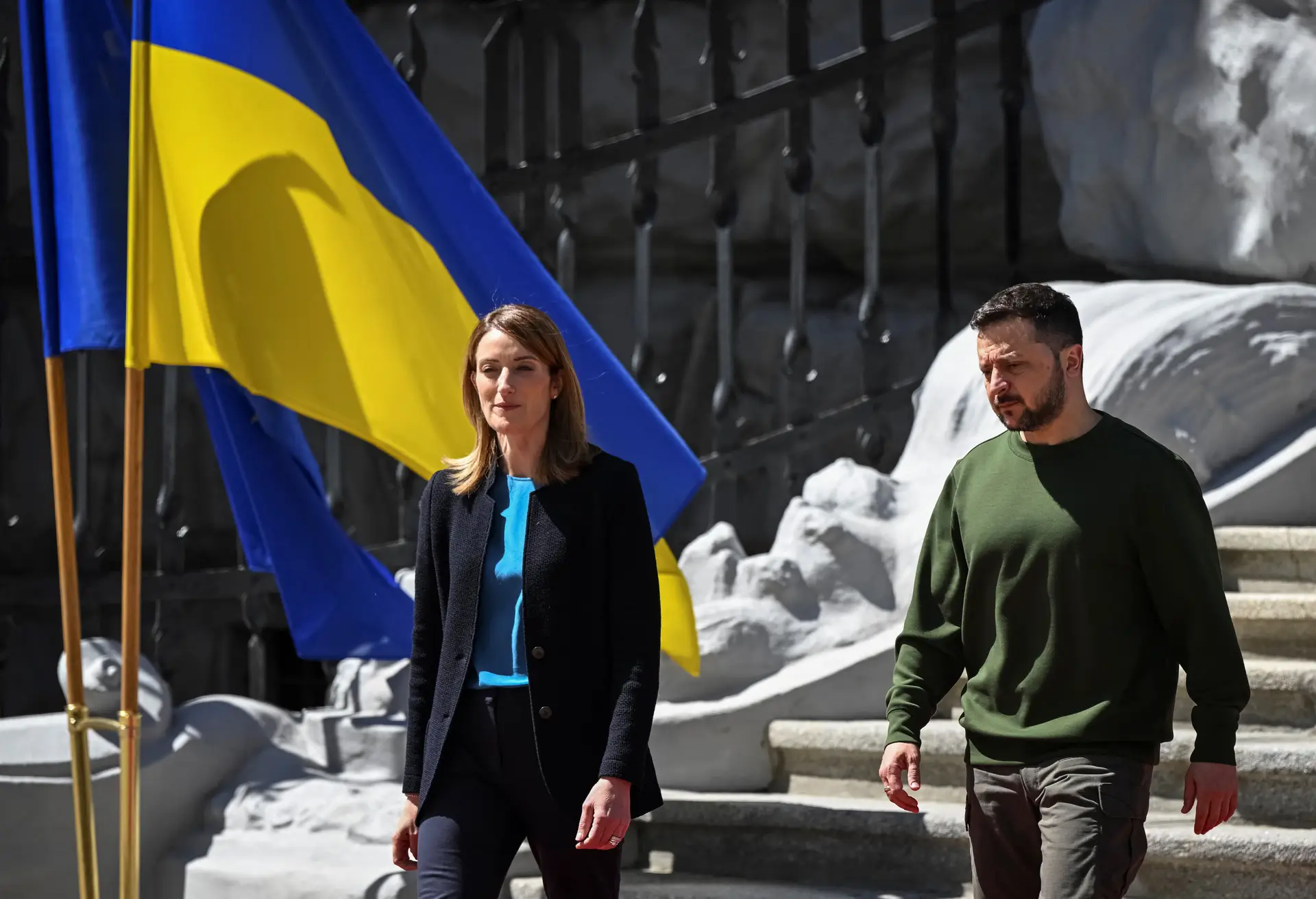 A presidente do Parlamento Europeu, a maltesa Roberta Metsola, durante um encontro com o Presidente ucraniano Volodymyr Zelensky, a 9 de maio, em Kiev