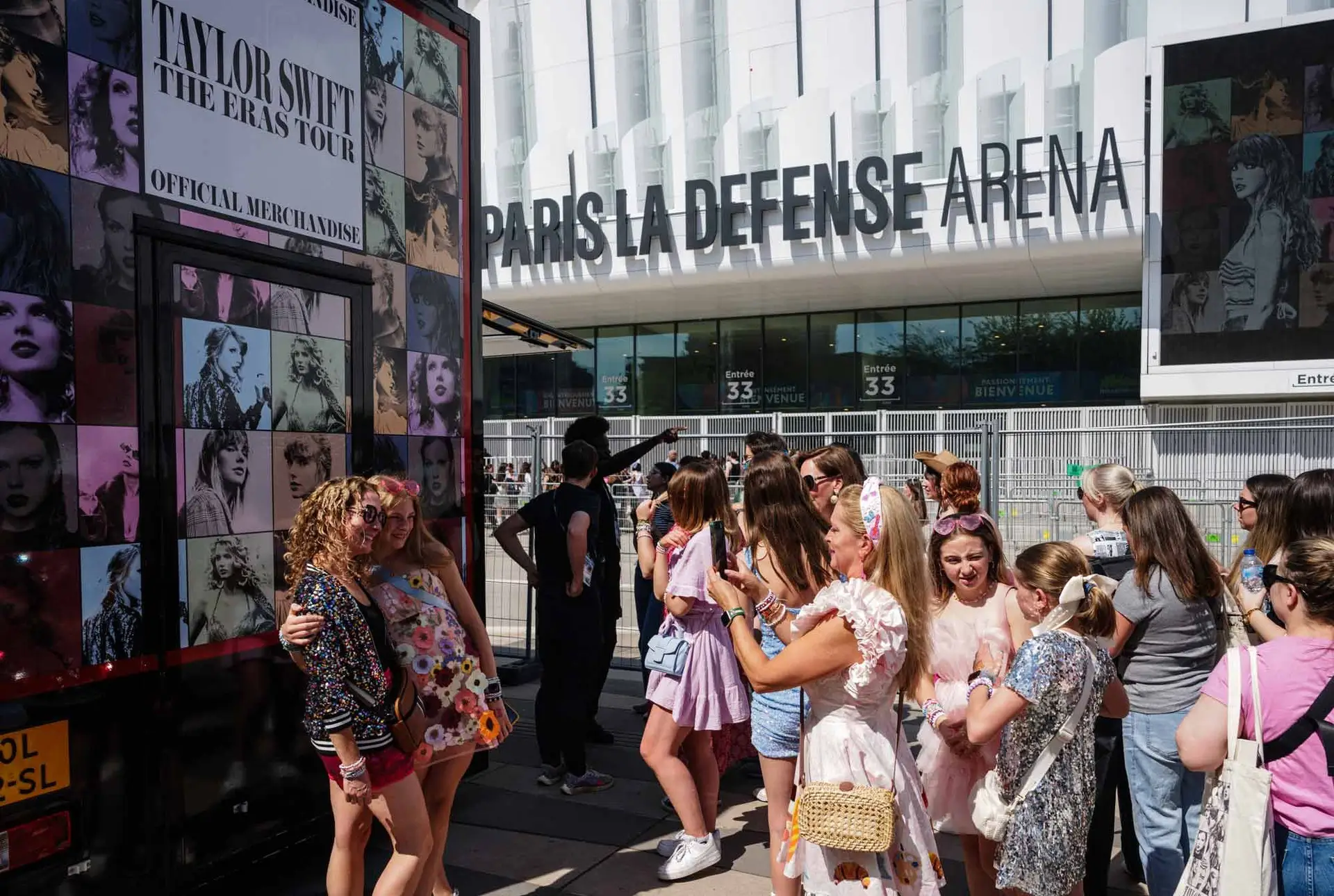 Fãs de Taylor Swift num dos concertos em Paris, França