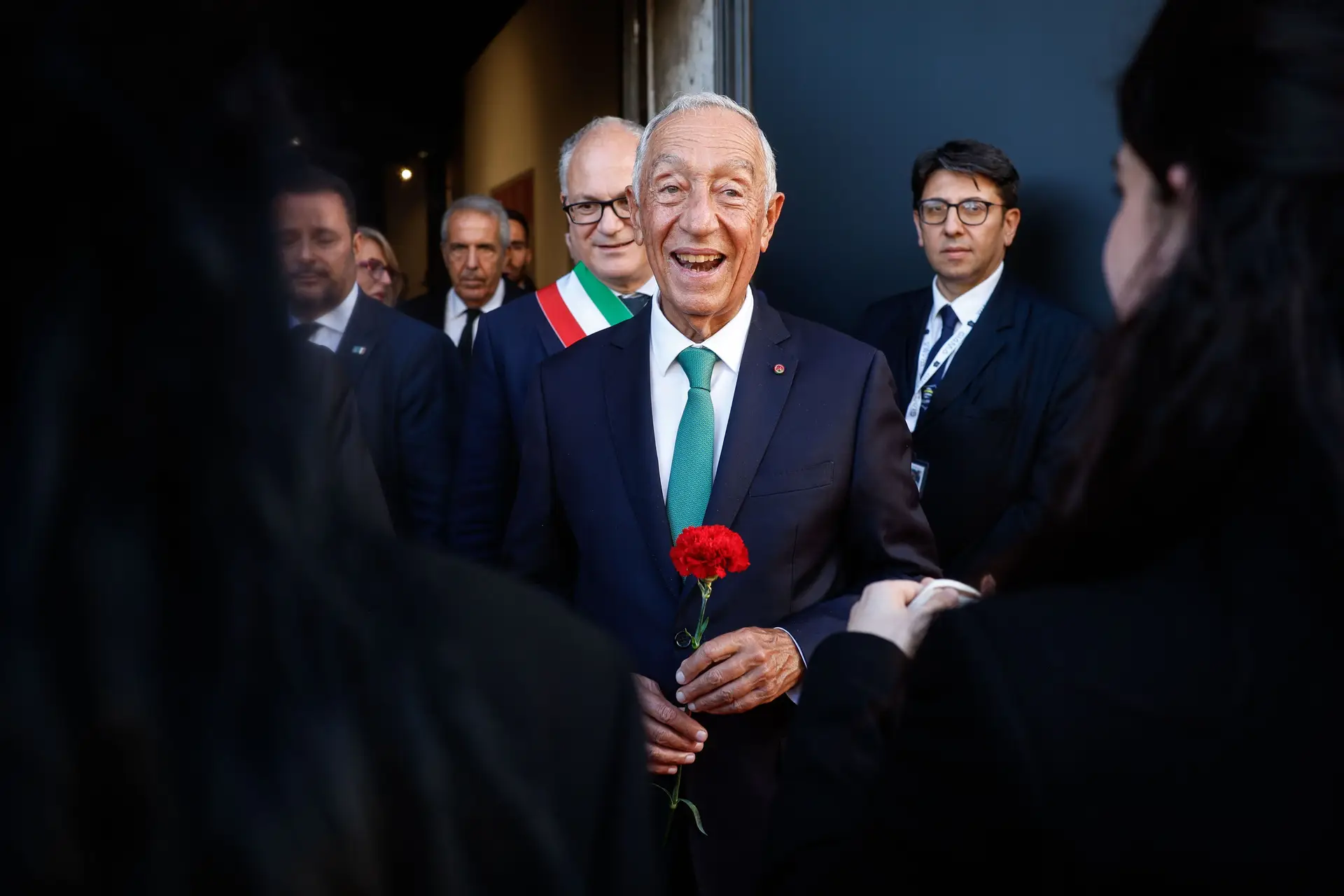 O Presidente da República esteve, esta quarta-feira, em Roma na inauguração da exposição de fotografia "A madrugada que eu esperava”, por ocasião das comemorações do 50.º aniversário do 25 de Abril