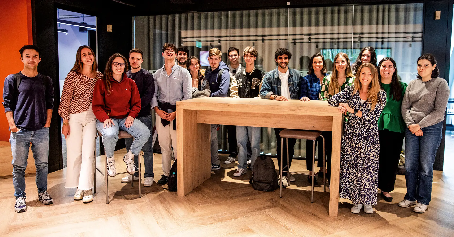Alunos que disputaram a final do IST ATC, com elementos da Accenture Portugal