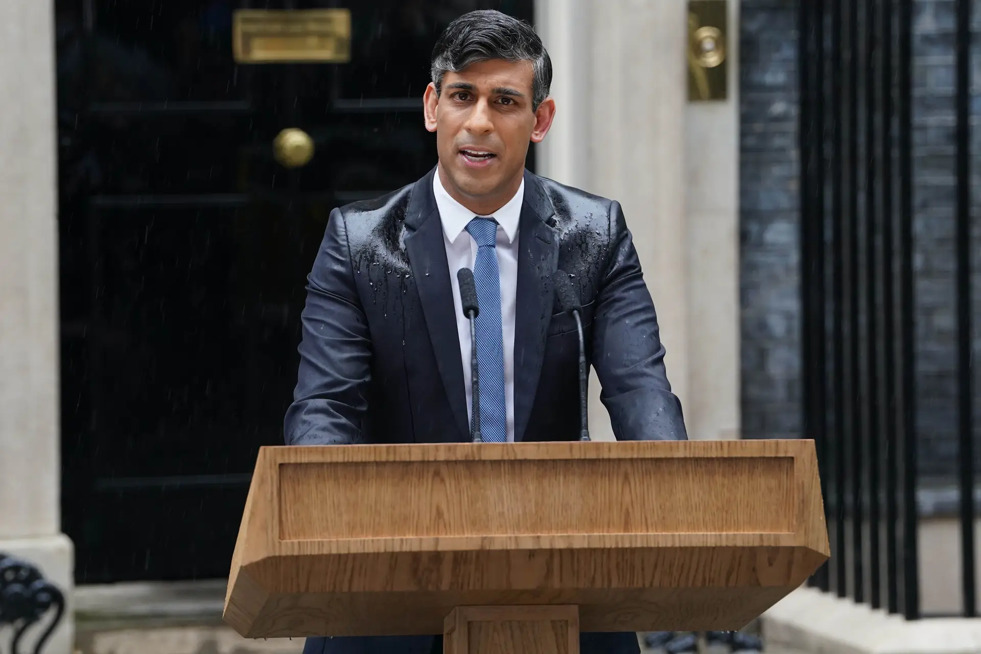 Ensopado sob chuva torrencial, Rishi Sunak anunciou ao país que há eleições legislativas no próximo dia 4 de julho 