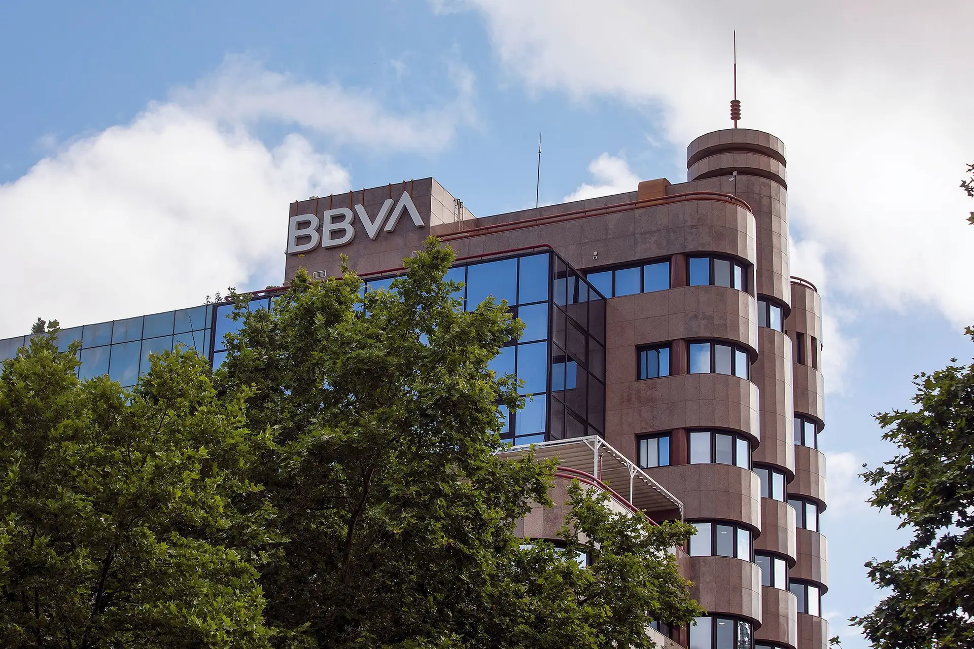 O BBVA entrou em Portugal em 1991. Em 2018, deixou de ser um banco autónomo e passou a sucursal do grupo espanhol