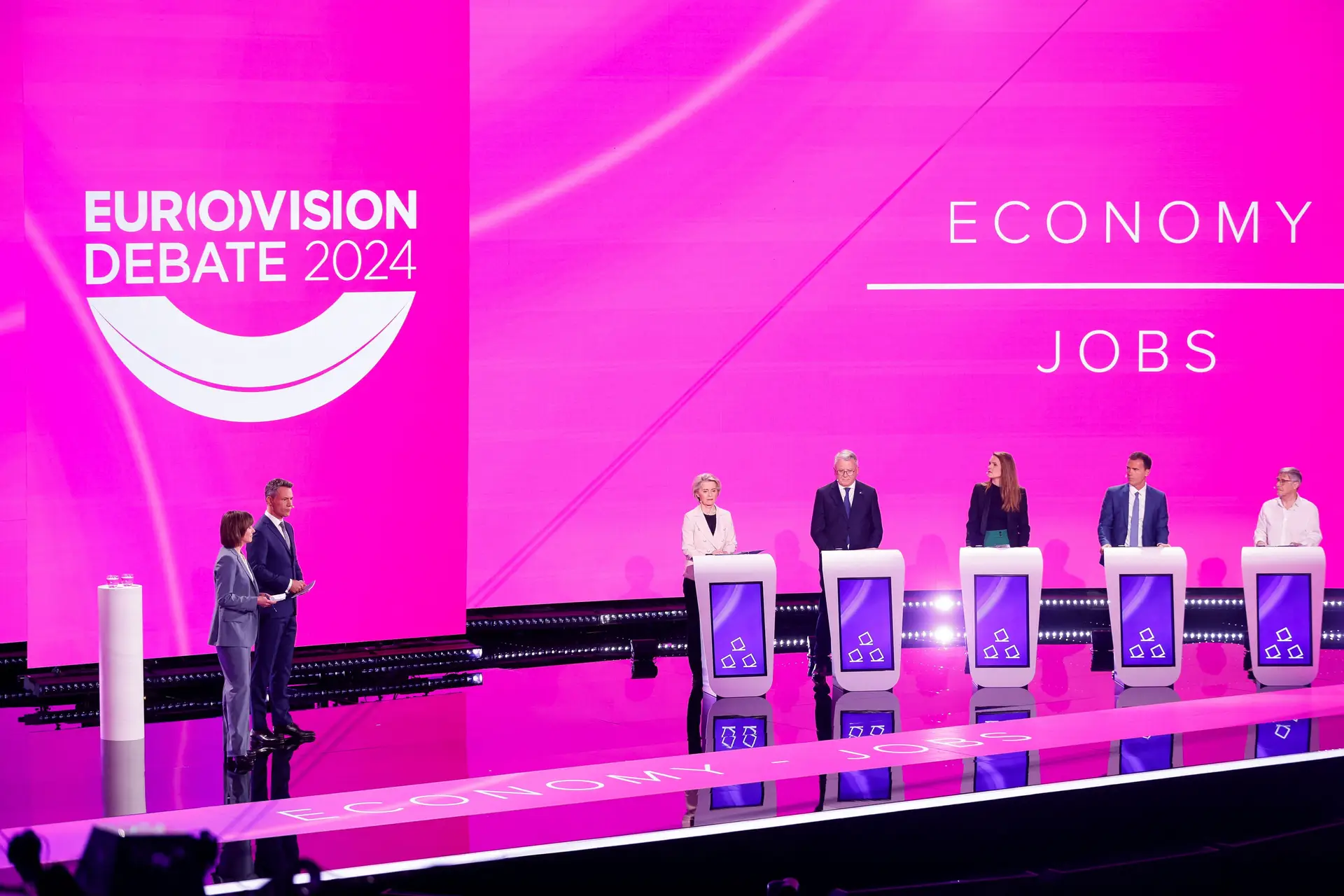 Europa precisa de “escudo de defesa aérea”, diz Von der Leyen, sob ataque de outros candidatos por possível entendimento com ultradireita
