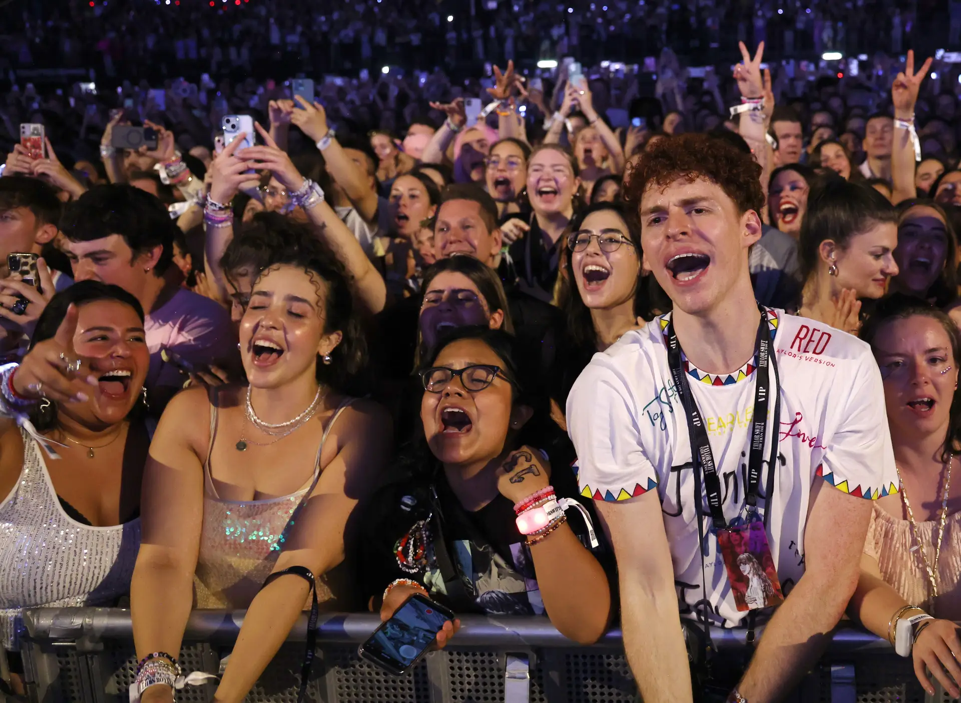 Fãs de Taylor Swift em Paris, maio de 2024