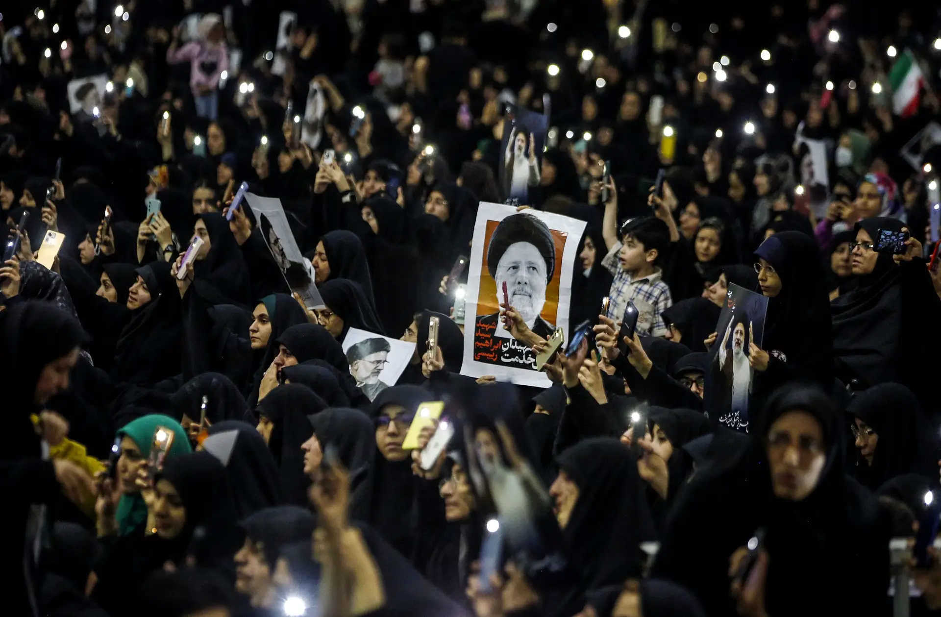 Milhares choraram nas ruas de Teerão a morte do Presidente, Ebrahim Raisi